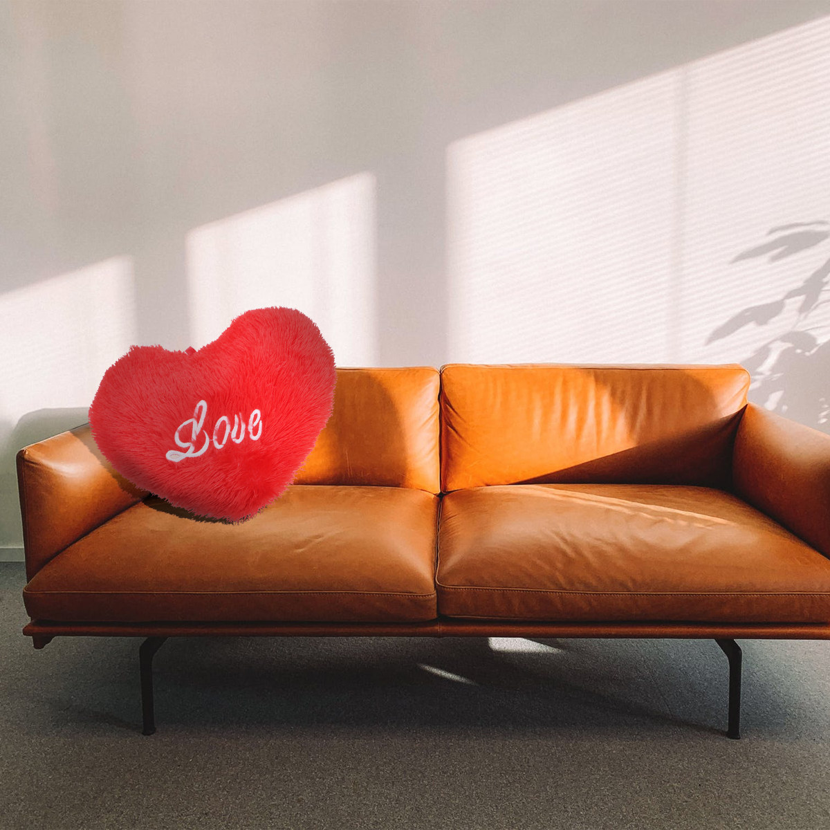 Heart Shaped Red Pillow Insert - Home Office With Sofa avaliação e preço